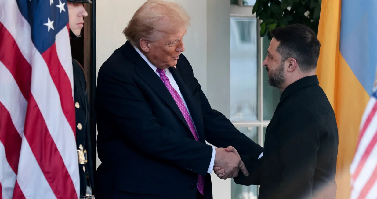 U.S. President Donald Trump welcomes Ukraine's President Volodymyr Zelenskiy at the White House in Washington, D.C., U.S., October 17, 2025. REUTERS/Jonathan Ernst/Jonathan Ernst