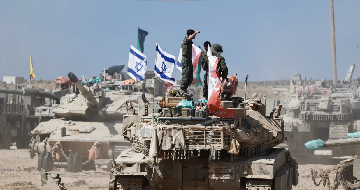 Israeli soldiers stand on a tank near the Israel-Gaza border, in Israel, October 19, 2025. REUTERS/Amir Cohen/Amir Cohen