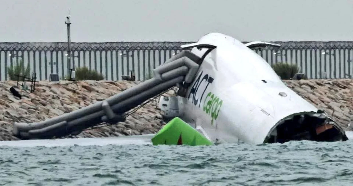 avion završio u moru Hong Kong/X/X