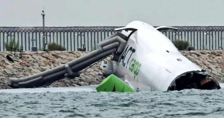 avion završio u moru Hong Kong/X/X