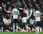 Soccer Football - Premier League - Tottenham Hotspur v Aston Villa - Tottenham Hotspur Stadium, London, Britain - October 19, 2025 Aston Villa's Lucas Digne reacts after sustaining an injury as Tottenham Hotspur's Micky van de Ven, Aston Villa's John McGinn and Aston Villa's Amadou Onana look on Action Images via Reuters/Paul Childs EDITORIAL USE ONLY. NO USE WITH UNAUTHORIZED AUDIO, VIDEO, DATA, FIXTURE LISTS, CLUB/LEAGUE LOGOS OR 'LIVE' SERVICES. ONLINE IN-MATCH USE LIMITED TO 120 IMAGES, NO VIDEO EMULATION. NO USE IN BETTING, GAMES OR SINGLE CLUB/LEAGUE/PLAYER PUBLICATIONS. PLEASE CONTACT YOUR ACCOUNT REPRESENTATIVE FOR FURTHER DETAILS../Foto: Paul Childs