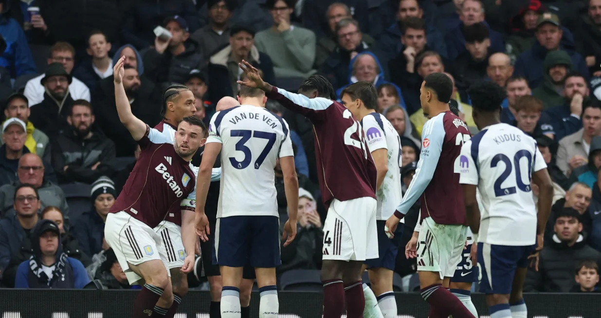Soccer Football - Premier League - Tottenham Hotspur v Aston Villa - Tottenham Hotspur Stadium, London, Britain - October 19, 2025 Aston Villa's Lucas Digne reacts after sustaining an injury as Tottenham Hotspur's Micky van de Ven, Aston Villa's John McGinn and Aston Villa's Amadou Onana look on Action Images via Reuters/Paul Childs EDITORIAL USE ONLY. NO USE WITH UNAUTHORIZED AUDIO, VIDEO, DATA, FIXTURE LISTS, CLUB/LEAGUE LOGOS OR 'LIVE' SERVICES. ONLINE IN-MATCH USE LIMITED TO 120 IMAGES, NO VIDEO EMULATION. NO USE IN BETTING, GAMES OR SINGLE CLUB/LEAGUE/PLAYER PUBLICATIONS. PLEASE CONTACT YOUR ACCOUNT REPRESENTATIVE FOR FURTHER DETAILS../Foto: Paul Childs