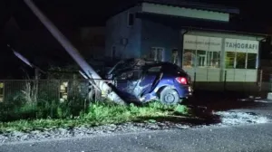 Smrskano vozilo u kojem je nastzradao vozač/Fena//