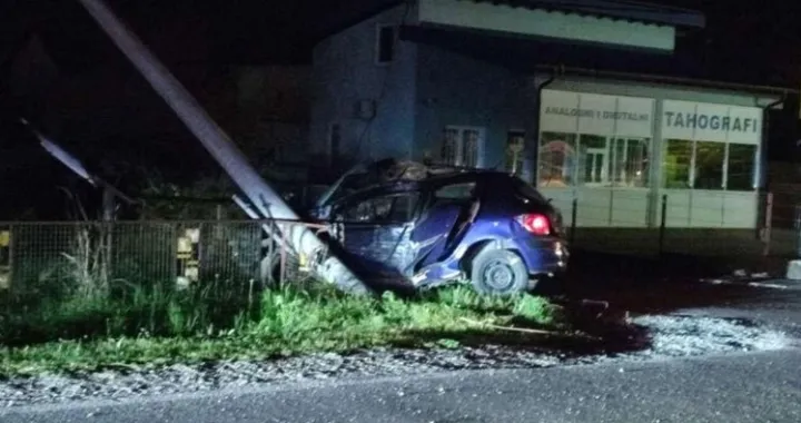 Smrskano vozilo u kojem je nastzradao vozač/Fena//