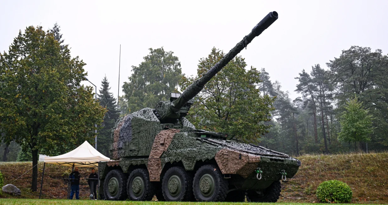 A wheeled self-propelled howitzer RCH 155 from KNDS is displayed as the German army Bundeswehr establishes Artillery Battalion 215 for the 21st Armored Brigade in Augustdorf, Germany, October 7, 2025. REUTERS/Teresa Kroeger/Teresa. Kroeger