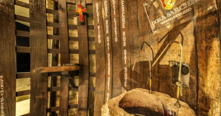 U Italiji postoji javna fontana iz koje vino teče 24 sata dnevno: svatko ga može kušati besplatno, u bilo koje doba dana ili noćiU talijanskom Abruzzu, uz povijesnu rutu Cammino di San Tommaso, prolaznici mogu natočiti čašu vina iz jedinstvene javne fontane koja radi cijele godine i dostupna je svima/