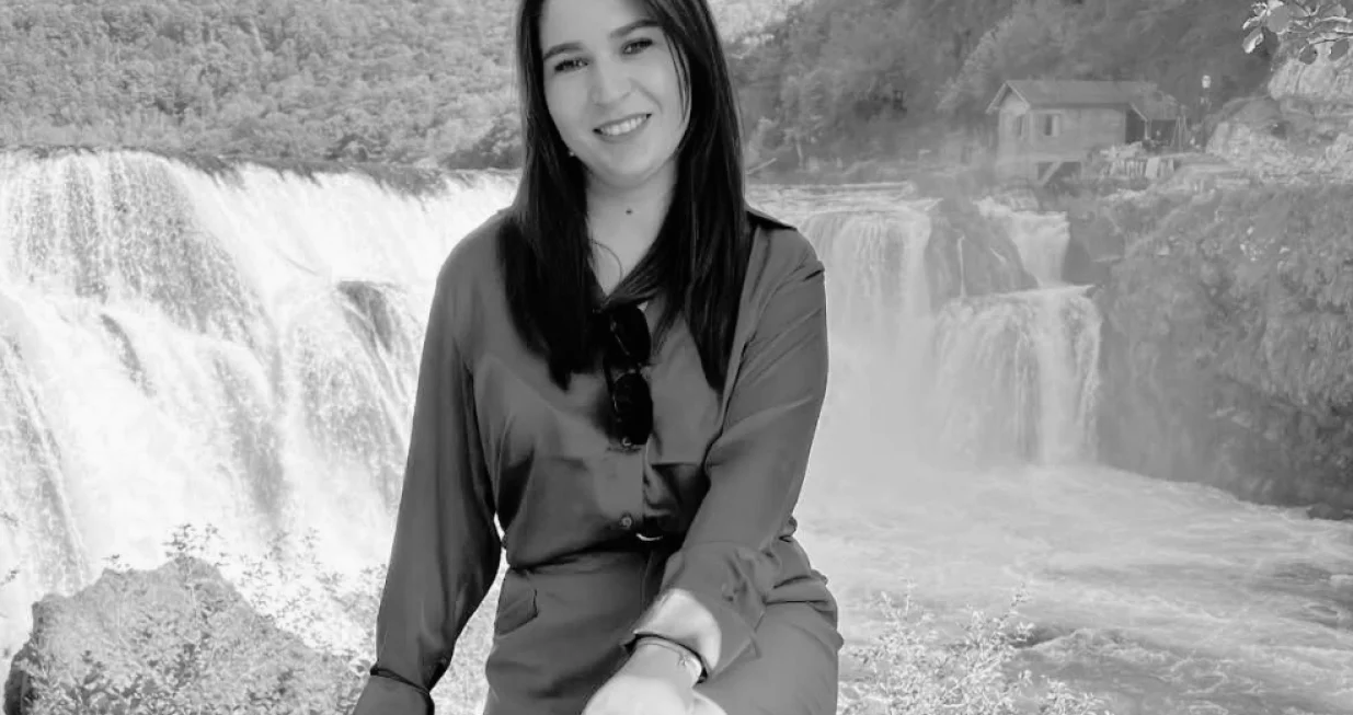 U selu Vražići, smještenom između Čelića i Brčkog, pronađeno je tijelo 27-godišnje Samre Livadić, mlade doktorice koja je nedavno završila medicinski fakultet i bila zaposlena u jednoj zdravstvenoj ustanovi u Brčkom./Screenshot