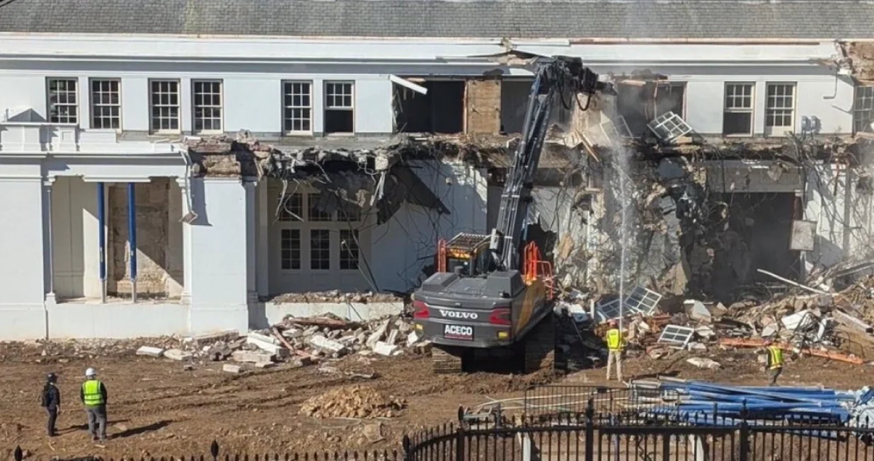 Bijela kuća srušila dio Istočnog krila zbog izgradnje Trumpove plesne dvorane/Screenshot