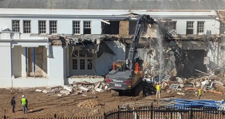 Bijela kuća srušila dio Istočnog krila zbog izgradnje Trumpove plesne dvorane/Screenshot