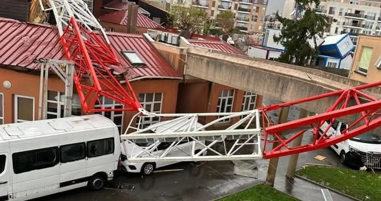 tornado u blizini pariza, srušeni kranovi, X/X