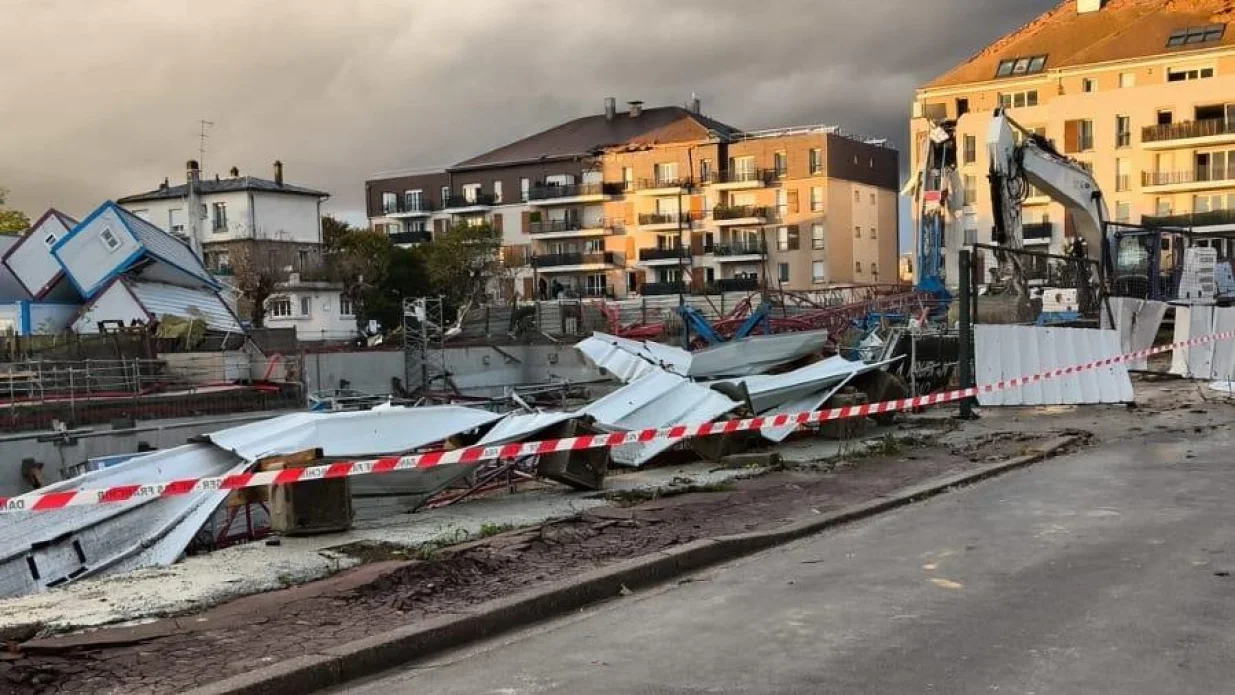 tornado u blizini pariza, srušeni kranovi, X/X