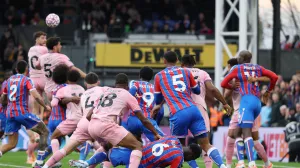 Soccer Football - Premier League - Crystal Palace v AFC Bournemouth - Selhurst Park, London, Britain - October 18, 2025 AFC Bournemouth's Bafode Diakite fouls Crystal Palace's Marc Guehi to concede a penalty Action Images via Reuters/John Sibley EDITORIAL USE ONLY. NO USE WITH UNAUTHORIZED AUDIO, VIDEO, DATA, FIXTURE LISTS, CLUB/LEAGUE LOGOS OR 'LIVE' SERVICES. ONLINE IN-MATCH USE LIMITED TO 120 IMAGES, NO VIDEO EMULATION. NO USE IN BETTING, GAMES OR SINGLE CLUB/LEAGUE/PLAYER PUBLICATIONS. PLEASE CONTACT YOUR ACCOUNT REPRESENTATIVE FOR FURTHER DETAILS../Foto: John Sibley