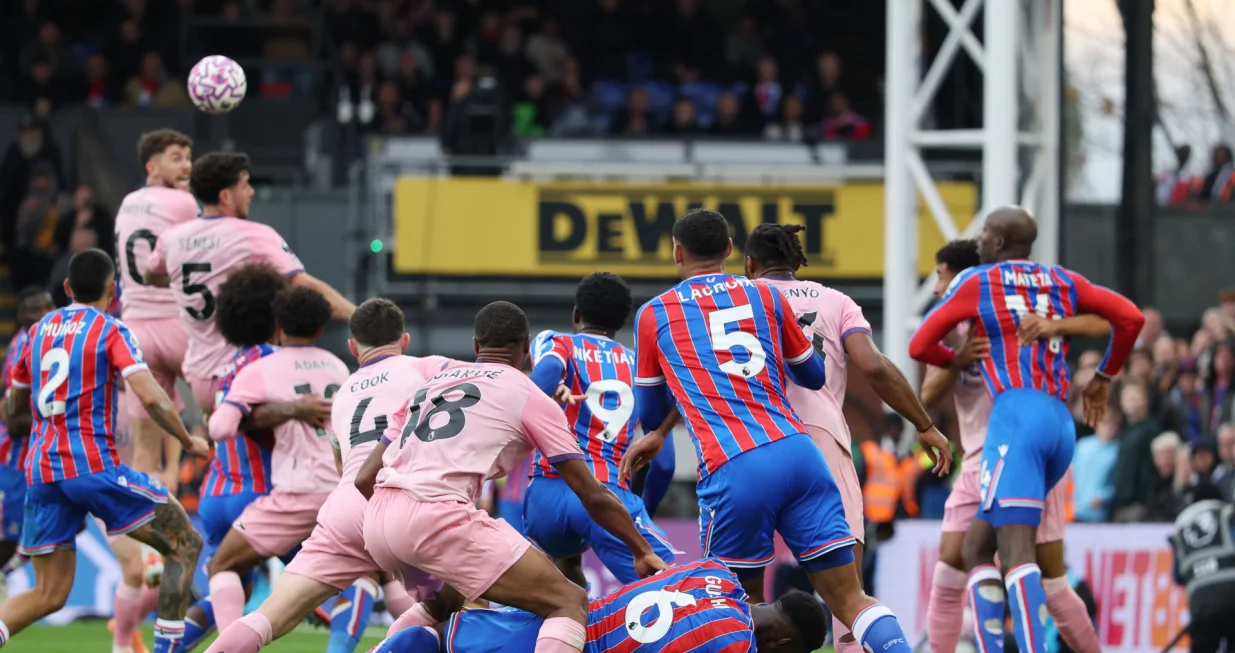 Soccer Football - Premier League - Crystal Palace v AFC Bournemouth - Selhurst Park, London, Britain - October 18, 2025 AFC Bournemouth's Bafode Diakite fouls Crystal Palace's Marc Guehi to concede a penalty Action Images via Reuters/John Sibley EDITORIAL USE ONLY. NO USE WITH UNAUTHORIZED AUDIO, VIDEO, DATA, FIXTURE LISTS, CLUB/LEAGUE LOGOS OR 'LIVE' SERVICES. ONLINE IN-MATCH USE LIMITED TO 120 IMAGES, NO VIDEO EMULATION. NO USE IN BETTING, GAMES OR SINGLE CLUB/LEAGUE/PLAYER PUBLICATIONS. PLEASE CONTACT YOUR ACCOUNT REPRESENTATIVE FOR FURTHER DETAILS../Foto: John Sibley
