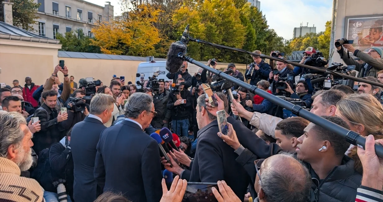 Više od 100 ljudi okupilo se u blizini njegove kuće/Anadolija/