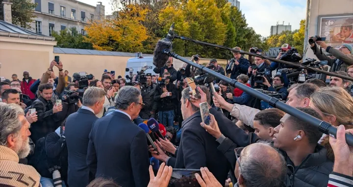 Više od 100 ljudi okupilo se u blizini njegove kuće/Anadolija/