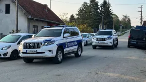 Najmanje osam osoba je ubijeno dok je najmanje 13 ranjenih u pucnjavi koja se dogodila kod Mladenovca, oko 40 kilometara južno od Beograda, u četvrtak kasno navečer. Dvadesetjednogodišnji napadač otvorio je vatru iz automatskog oružja, prvo u selu Dubona, a potom u selima Malo Orašje i Šepšin. Na mjesto događaja odmah su upućene jake policijske snage, a Ministarstvo unutrašnjih poslova pokrenulo je akciju "Vihor". (Zlatan Kapic - Anadolu Agency)/�