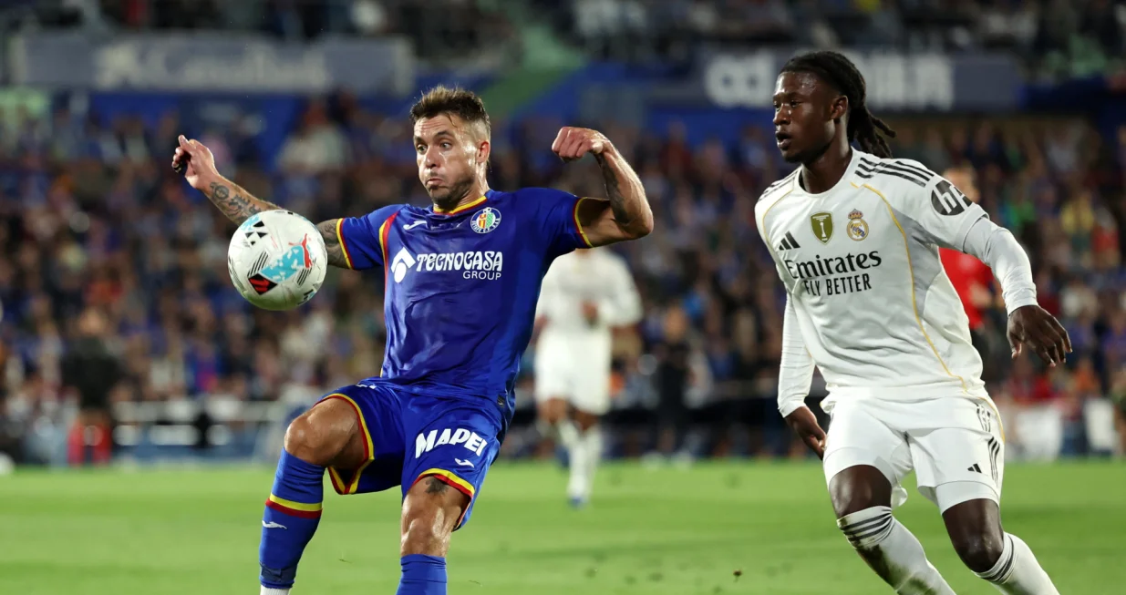 Soccer Football - LaLiga - Getafe v Real Madrid - Estadio Coliseum, Getafe, Spain - October 19, 2025 Getafe's Kiko Femenia in action with Real Madrid's Eduardo Camavinga REUTERS/Violeta Santos Moura/Foto: Violeta Santos Moura