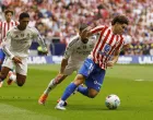 Soccer Football - LaLiga - Atletico Madrid v Real Madrid - Riyadh Air Metropolitano, Madrid, Spain - September 27, 2025 Atletico Madrid's Julian Alvarez in action with Real Madrid's Dani Carvajal REUTERS/Susana Vera/Foto: Susana Vera