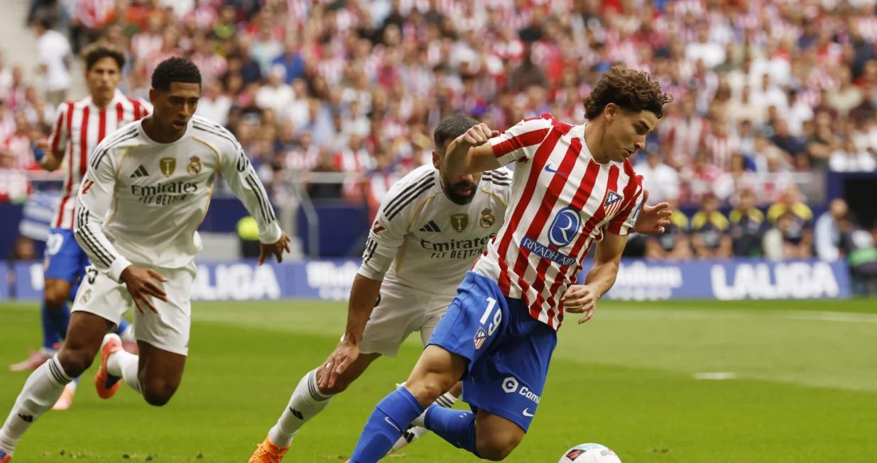 Soccer Football - LaLiga - Atletico Madrid v Real Madrid - Riyadh Air Metropolitano, Madrid, Spain - September 27, 2025 Atletico Madrid's Julian Alvarez in action with Real Madrid's Dani Carvajal REUTERS/Susana Vera/Foto: Susana Vera