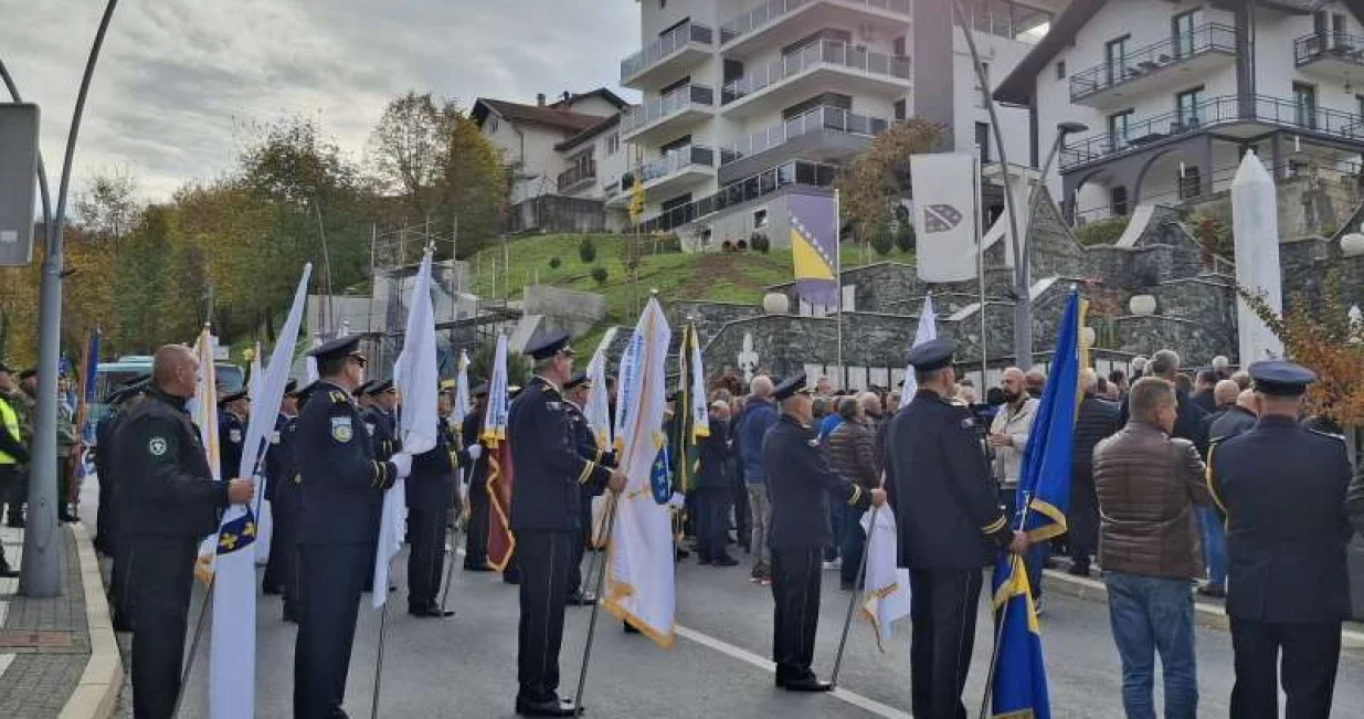Sa današnje svečanosti/Fena/