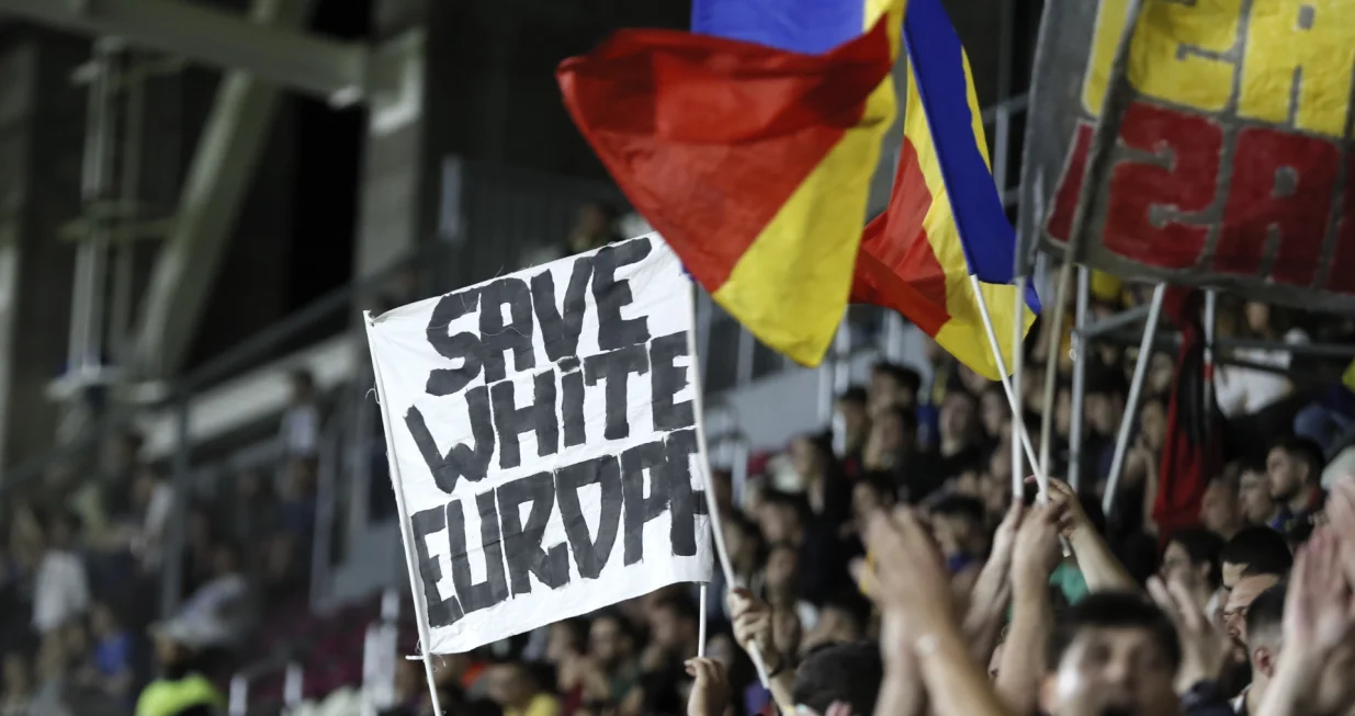 epa10008779 Fans of Romania cheer during the UEFA Nations League soccer match between Romania and Finland in Bucharest, Romania, 11 June 2022. EPA/ROBERT GHEMENT/Foto: Robert Ghement