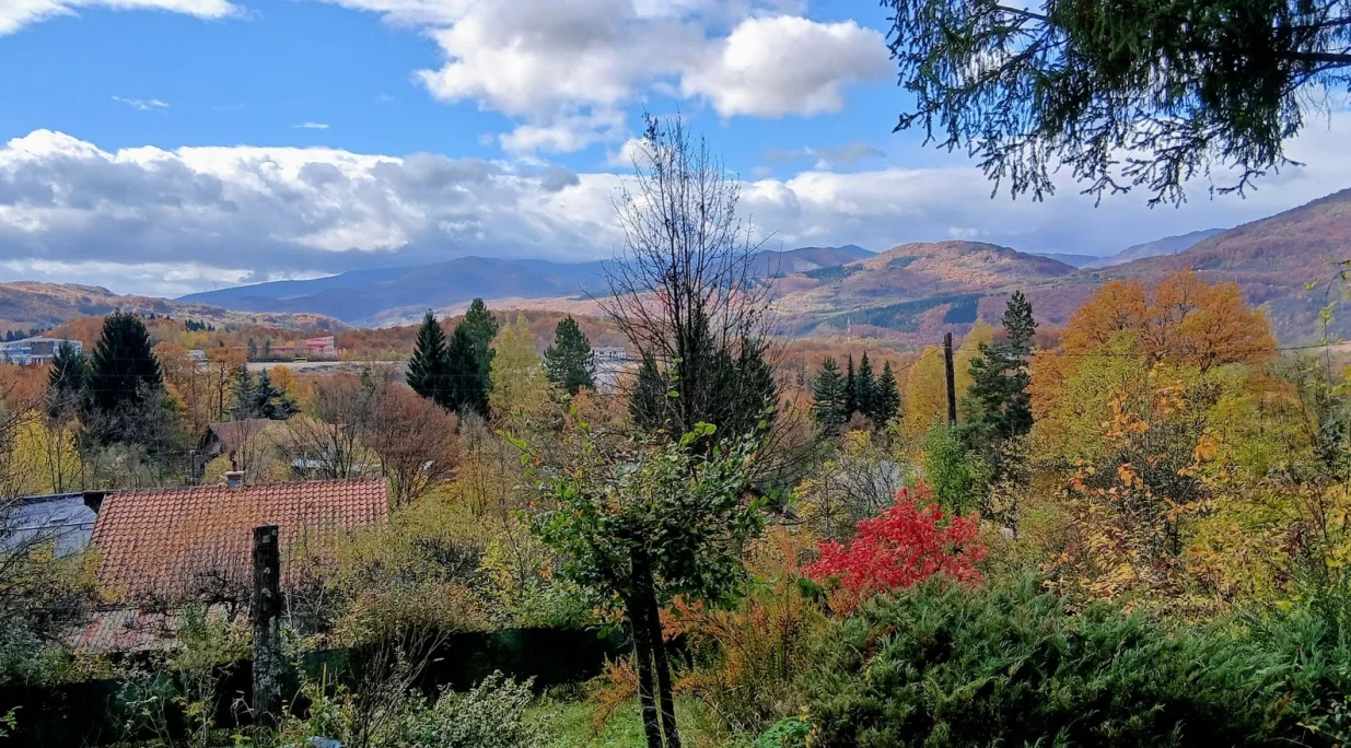 Širok i otvoren pogled u jesenju idilu/