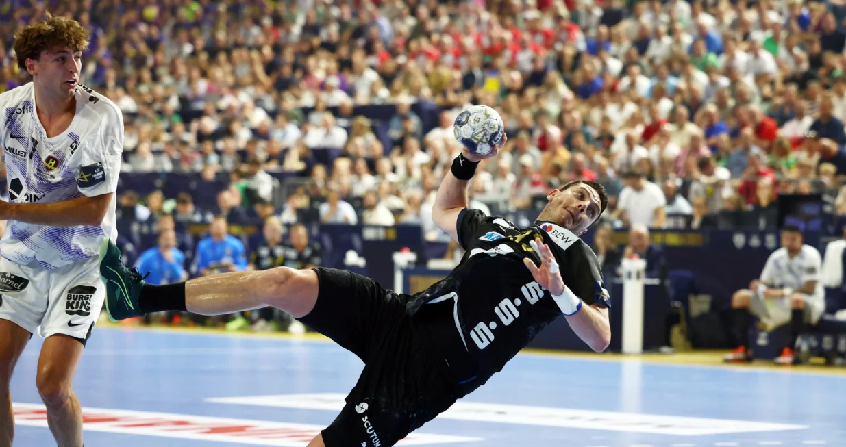 Handball - EHF Men's Handball Champions League - Semi Finals - Fuchse Berlin v HBC Nantes - Lanxess Arena, Cologne, Germany - June 14, 2025 Fuchse Berlin's Mijajlo Marsenic scores a goal REUTERS/Leon Kuegeler/Foto: Leon Kuegeler