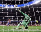 Soccer Football - UEFA Champions League - Atletico Madrid v Eintracht Frankfurt - Riyadh Air Metropolitano, Madrid, Spain - September 30, 2025 Atletico Madrid's Julian Alvarez scores their fifth goal from the penalty spot REUTERS/Juan Medina  TPX IMAGES OF THE DAY/Foto: Juan Medina
