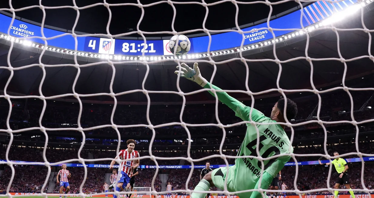 Soccer Football - UEFA Champions League - Atletico Madrid v Eintracht Frankfurt - Riyadh Air Metropolitano, Madrid, Spain - September 30, 2025 Atletico Madrid's Julian Alvarez scores their fifth goal from the penalty spot REUTERS/Juan Medina  TPX IMAGES OF THE DAY/Foto: Juan Medina