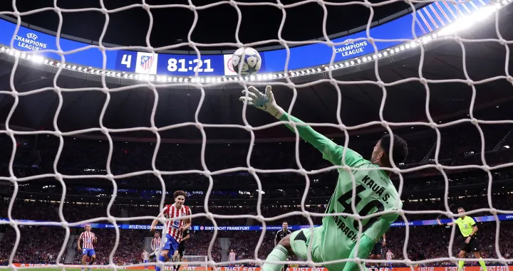Soccer Football - UEFA Champions League - Atletico Madrid v Eintracht Frankfurt - Riyadh Air Metropolitano, Madrid, Spain - September 30, 2025 Atletico Madrid's Julian Alvarez scores their fifth goal from the penalty spot REUTERS/Juan Medina  TPX IMAGES OF THE DAY/Foto: Juan Medina