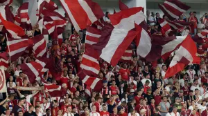 Soccer Football - UEFA Champions League - Pafos v Bayern Munich - Alphamega Stadium, Kolossi, Cyprus - September 30, 2025 Bayern Munich fans wave flags in the stands before the match REUTERS/Yiannis Kourtoglou/Foto: Yiannis Kourtoglou