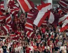 Soccer Football - UEFA Champions League - Pafos v Bayern Munich - Alphamega Stadium, Kolossi, Cyprus - September 30, 2025 Bayern Munich fans wave flags in the stands before the match REUTERS/Yiannis Kourtoglou/Foto: Yiannis Kourtoglou