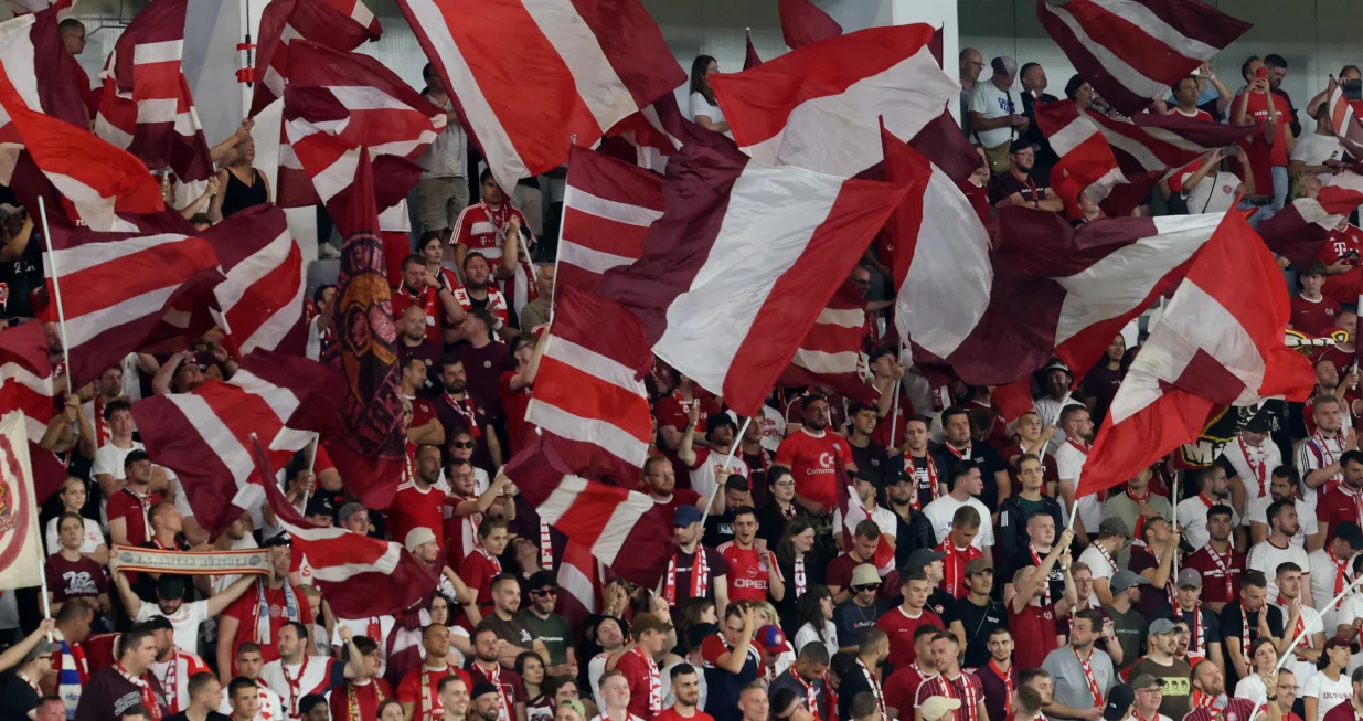 Soccer Football - UEFA Champions League - Pafos v Bayern Munich - Alphamega Stadium, Kolossi, Cyprus - September 30, 2025 Bayern Munich fans wave flags in the stands before the match REUTERS/Yiannis Kourtoglou/Foto: Yiannis Kourtoglou
