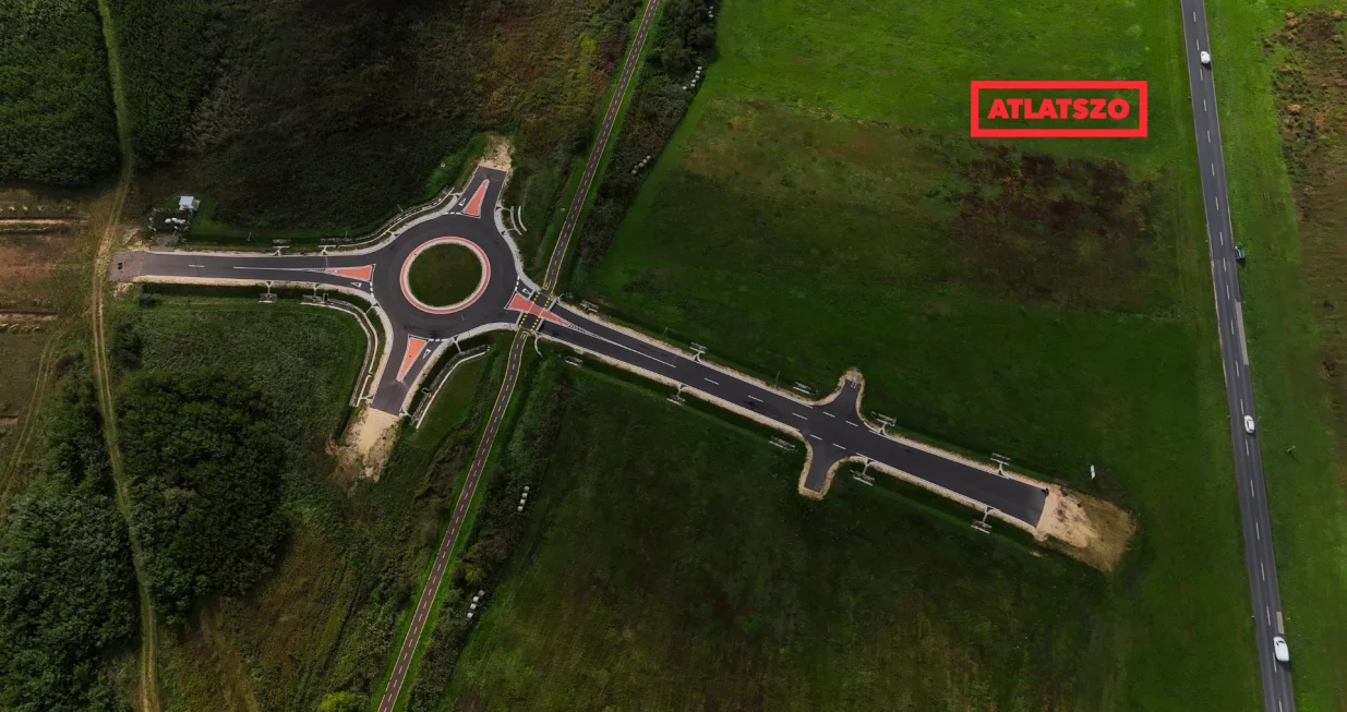 Između mađarskog grada Zalaegerszega i mjesta Zalaszentiván podignut je kružni tok koji ne vodi nigdje – jer svi putevi koji iz njega izlaze završavaju na polju/