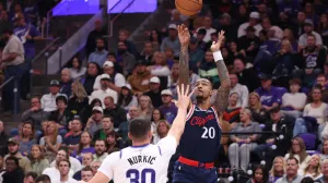 Oct 22, 2025; Salt Lake City, Utah, USA; Los Angeles Clippers forward John Collins (20) makes a three point shot over Utah Jazz center Jusuf Nurkic (30) during the second half at Delta Center. Mandatory Credit: Rob Gray-Imagn Images/Foto: Rob Gray