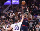 Oct 22, 2025; Salt Lake City, Utah, USA; Los Angeles Clippers forward John Collins (20) makes a three point shot over Utah Jazz center Jusuf Nurkic (30) during the second half at Delta Center. Mandatory Credit: Rob Gray-Imagn Images/Foto: Rob Gray