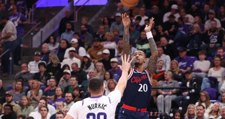Oct 22, 2025; Salt Lake City, Utah, USA; Los Angeles Clippers forward John Collins (20) makes a three point shot over Utah Jazz center Jusuf Nurkic (30) during the second half at Delta Center. Mandatory Credit: Rob Gray-Imagn Images/Foto: Rob Gray