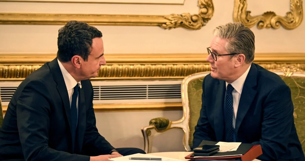 LONDON (AA) - Vr&scaron;ilac dužnosti premijera Kosova Albin Kurti zahvalio je Velikoj Britaniji na kontinuiranoj podr&scaron;ci mirovnoj misiji NATO-a na Kosovu (KFOR) te na zalaganju da članice Vijeća sigurnosti Ujedinjenih nacija priznaju nezavisnost Kosova.Kurti se oglasio se na dru&scaron;tvenim mrežama povodom dana&scaron;njeg samita Berlinskog procesa, koji je u Londonu održan pod domaćinstvom britanskog premijera Keira Starmera i koji je okupio čelnike zemalja Zapadnog Balkana i Evropske unije. (DM/X/Albin Kurti - Anadolu Agency)/