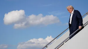 U.S. President Donald Trump disembarks Air Force One as he arrives at Joint Base Andrews,Maryland, U.S., September 26, 2025. REUTERS/Elizabeth Frantz/Elizabeth Frantz