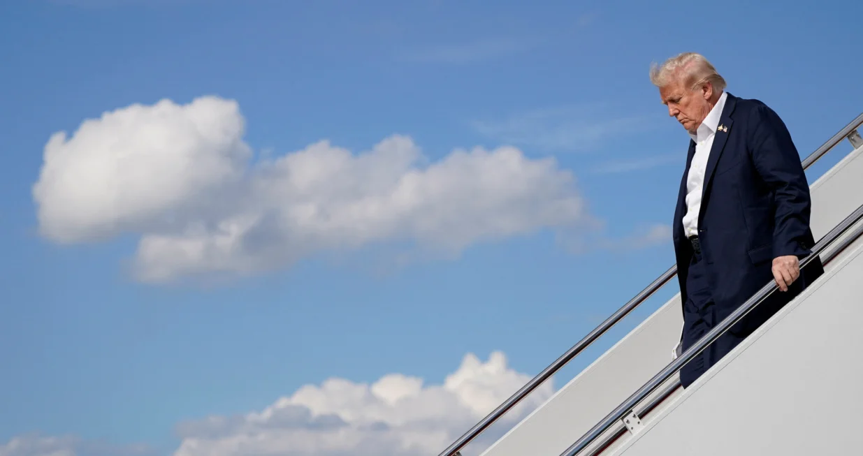 U.S. President Donald Trump disembarks Air Force One as he arrives at Joint Base Andrews,Maryland, U.S., September 26, 2025. REUTERS/Elizabeth Frantz/Elizabeth Frantz