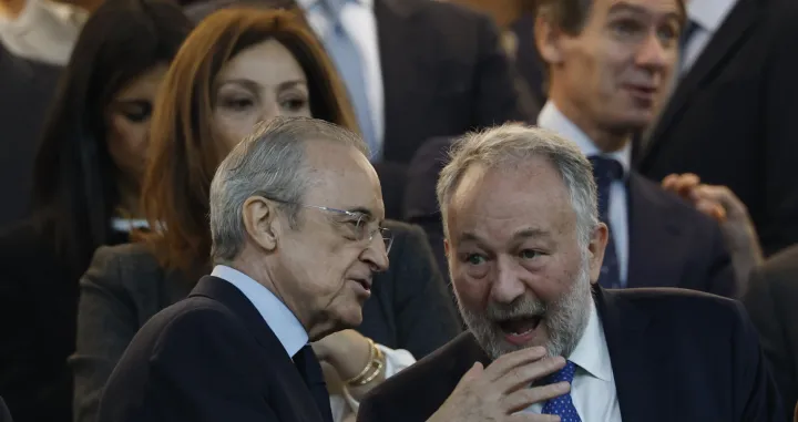 Soccer Football - UEFA Champions League - Real Madrid v Juventus - Santiago Bernabeu, Madrid, Spain - October 22, 2025 Real Madrid president Florentino Perez and Juventus president Gianluca Ferrero are pictured in the stands REUTERS/Susana Vera/Foto: Susana Vera