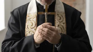 katolički sveštenik, ilustrcija/Freepik