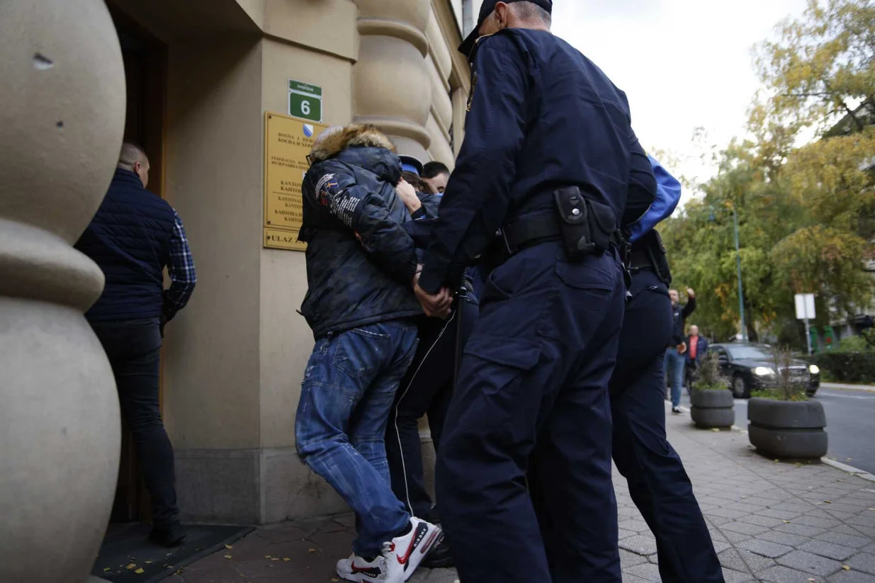 Dovođenje Amira Pašića Faće u Tužilaštvo KS/Damir Deljo/