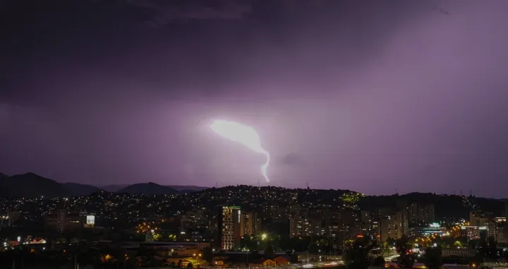 Grmljavinsko nevrijeme praćeno obilnim padavinama zahvatilo je u četvrtak navečer Sarajevo/Elman Omić