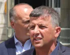 Lider Liste za pravdu i red Nebojša Vukanović pres ispred zgrade Delegacije Evropske unije u Bosni i Hercegovini/Senad Gubelić