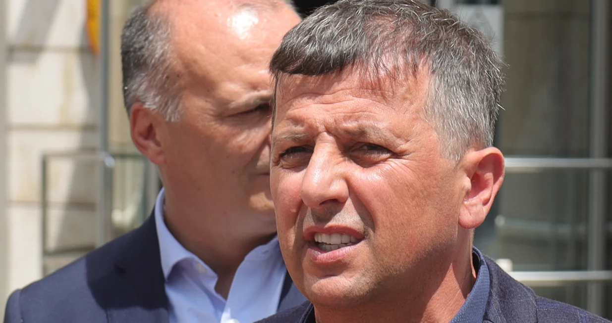 Lider Liste za pravdu i red Nebojša Vukanović pres ispred zgrade Delegacije Evropske unije u Bosni i Hercegovini/Senad Gubelić