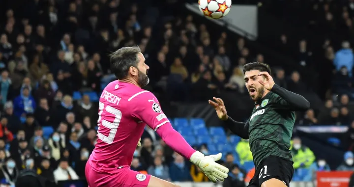 epa09813673 Sporting's Paulinho Paulinho (R) in action against Manchester City's goalkeeper Scott Carson (L) during the UEFA Champions League round of 16, second leg soccer match between Manchester City and Sporting Lisbon in Manchester, Britain, 09 March 2022. EPA/PETER POWELL/Foto: Peter Powell