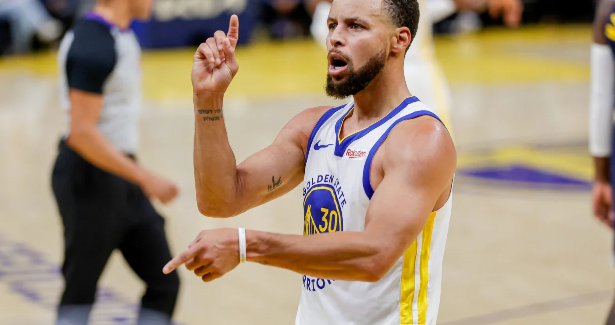 Oct 23, 2025; San Francisco, California, USA; Golden State Warriors guard Stephen Curry (30) celebrates against the Denver Nuggets during the third quarter at Chase Center. Mandatory Credit: Bob Kupbens-Imagn Images/Foto: Bob Kupbens