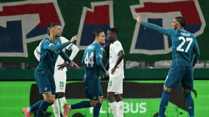 Soccer Football - UEFA Conference League - Rapid Vienna v Fiorentina - Allianz Stadion, Vienna, Austria - October 23, 2025 Fiorentina's Edin Dzeko celebrates scoring their second goal with Cher Ndour REUTERS/Elisabeth Mandl/Foto: Elisabeth Mandl