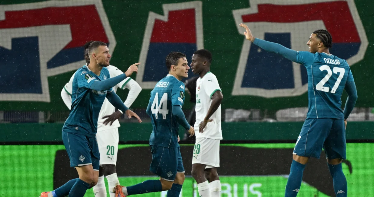 Soccer Football - UEFA Conference League - Rapid Vienna v Fiorentina - Allianz Stadion, Vienna, Austria - October 23, 2025 Fiorentina's Edin Dzeko celebrates scoring their second goal with Cher Ndour REUTERS/Elisabeth Mandl/Foto: Elisabeth Mandl